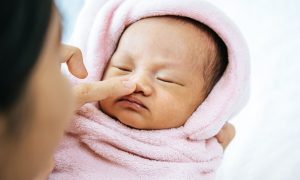 cách trị nghẹt mũi cho trẻ sơ sinh 1 tháng